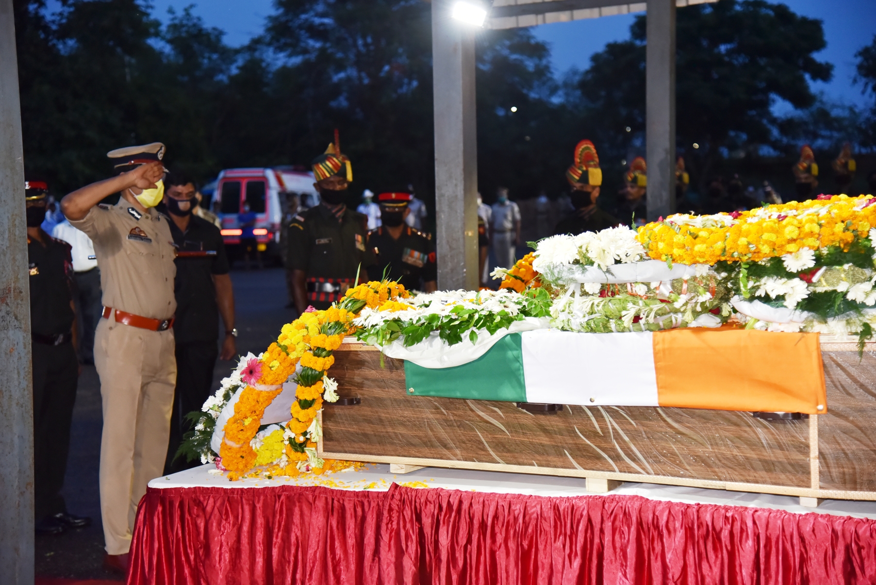 CP  offering wreaths on the mortal remains of  Galwan martyrs  Nb Sub. Nanduram Soren & Sepoy Chandrakant Pradhan.  (18.06.2020.)