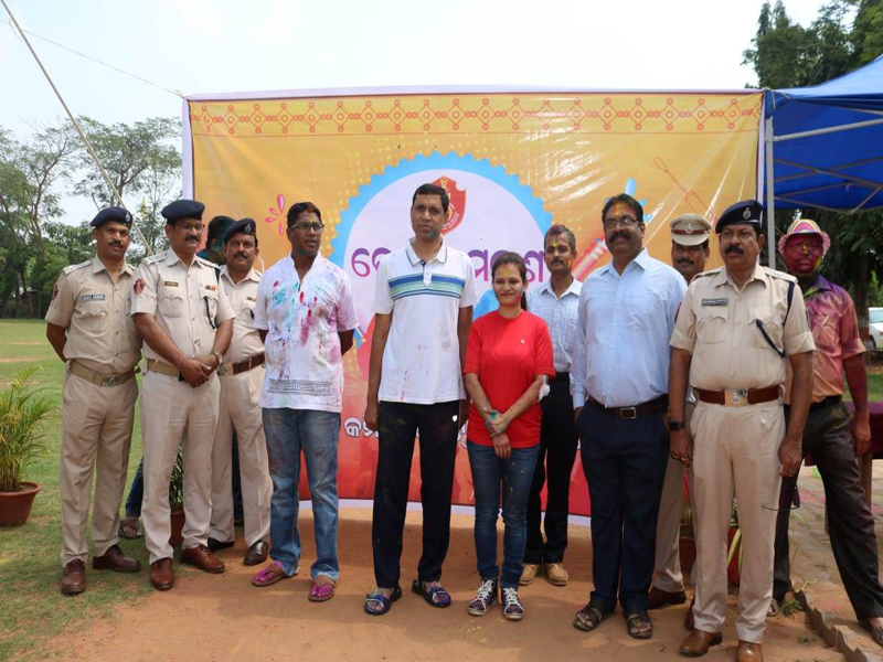 Holi Milan at Reserve Police Lines, Bhubaneswar on 10.03.2020.  CP with his extended police family members in the mode of celebration.