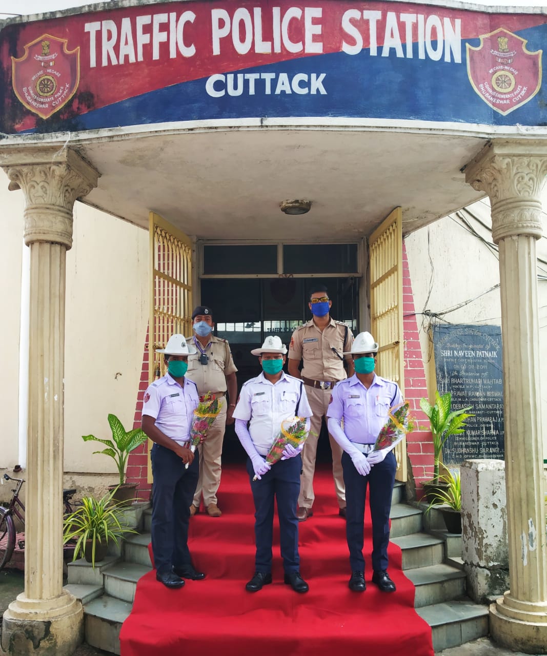 Salute to the indomitable spirit: Nine COVID19 warriors of Town Traffic PS Cuttack  resumed duty after winning over  the pandemic. The Role Models truly deserve ” Red Carpet Welcome“. 10.09.2020.