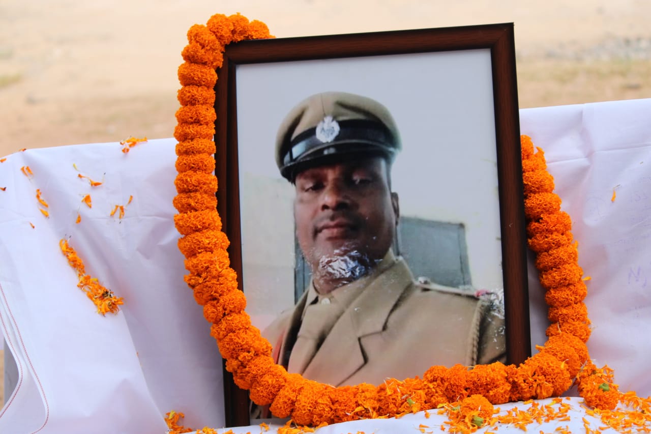 DCP BBSR and Staff paying tribute to the Covid Martyr Sisir Kumar Sethi on 14.09.2020. Whole Odisha Police is with the bereaved family.