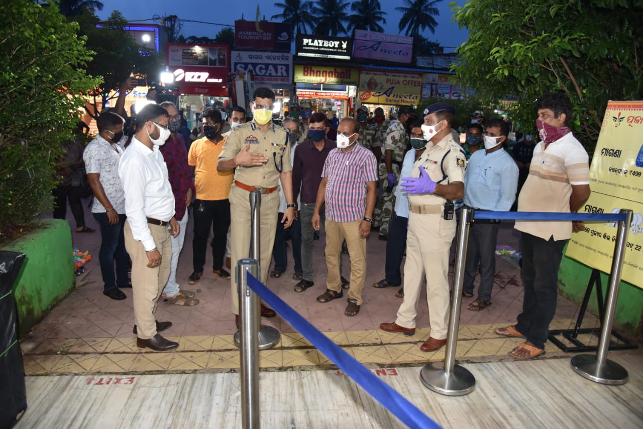 CP  at  Market Building, PAL Heights, Damana Hat etc. on 25.09.2020 to review enforcement activities & preparation for dealing with rush during Puja celebration.