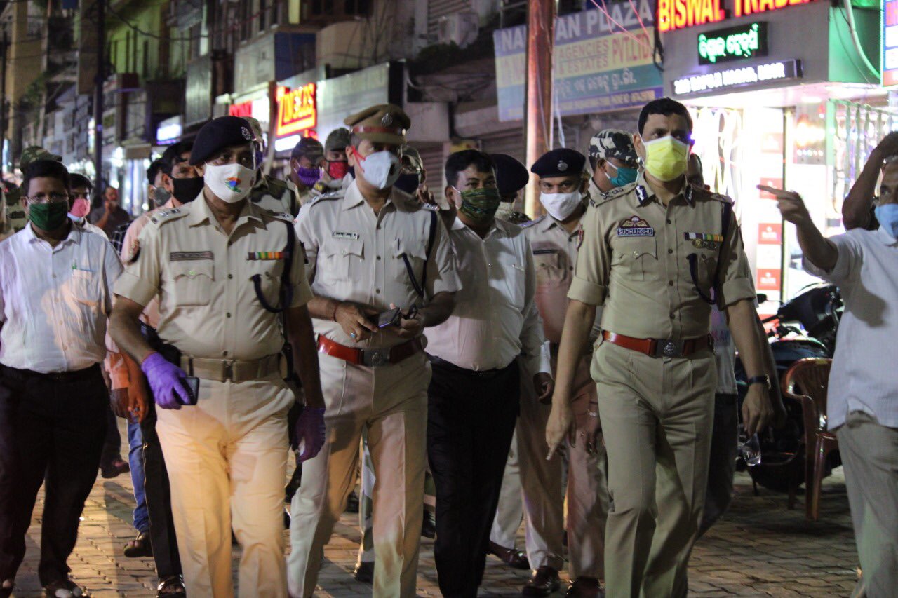 CP Sudhansu Sarangi participated in the enforcement of #COVID19 norms at Bapuji Nagar, Bhubaneswar on 05.10.2020 in respect of Social Distancing. Also interacted with the local Business Community & gentries.