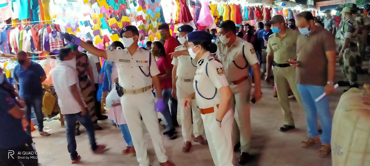 Addl CP  Smt. Rekha Lohani supervising the enforcement of Social Distancing at Market Building, Bhubaneswar on 23.10.2020.