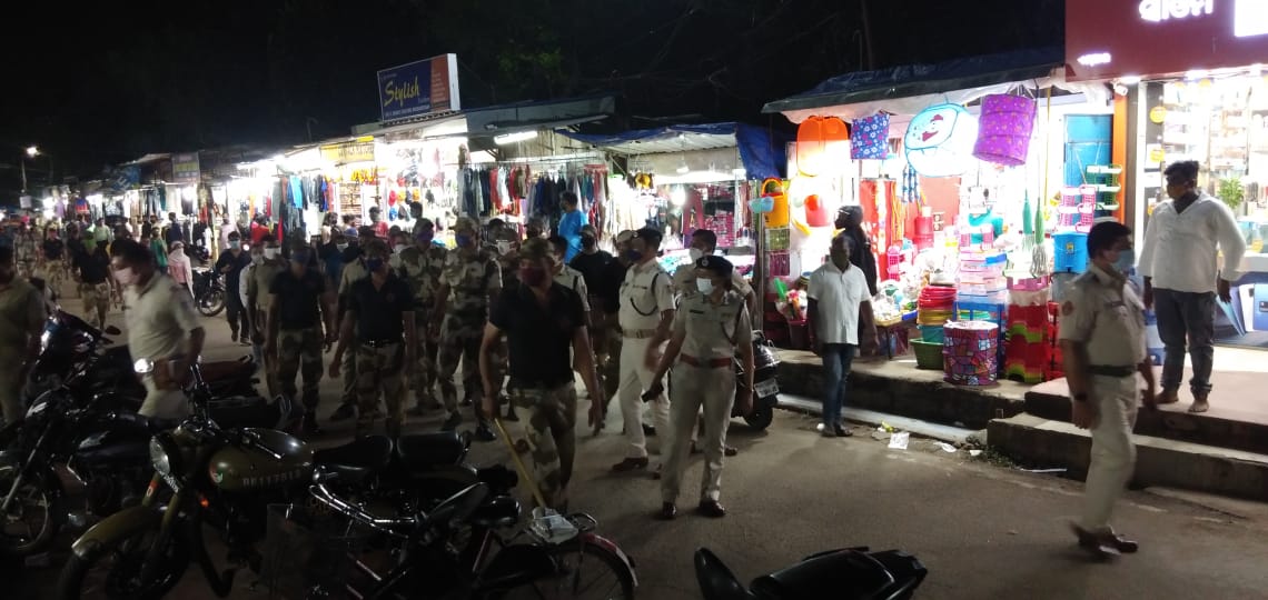 Enforcement of Social Distancing at Market Building & to deal with festive crowd appropriately. Addl CP Smt. Rekha Lohani supervising the Unlock etiquettes & imparting instructions on 25.10.2020.
