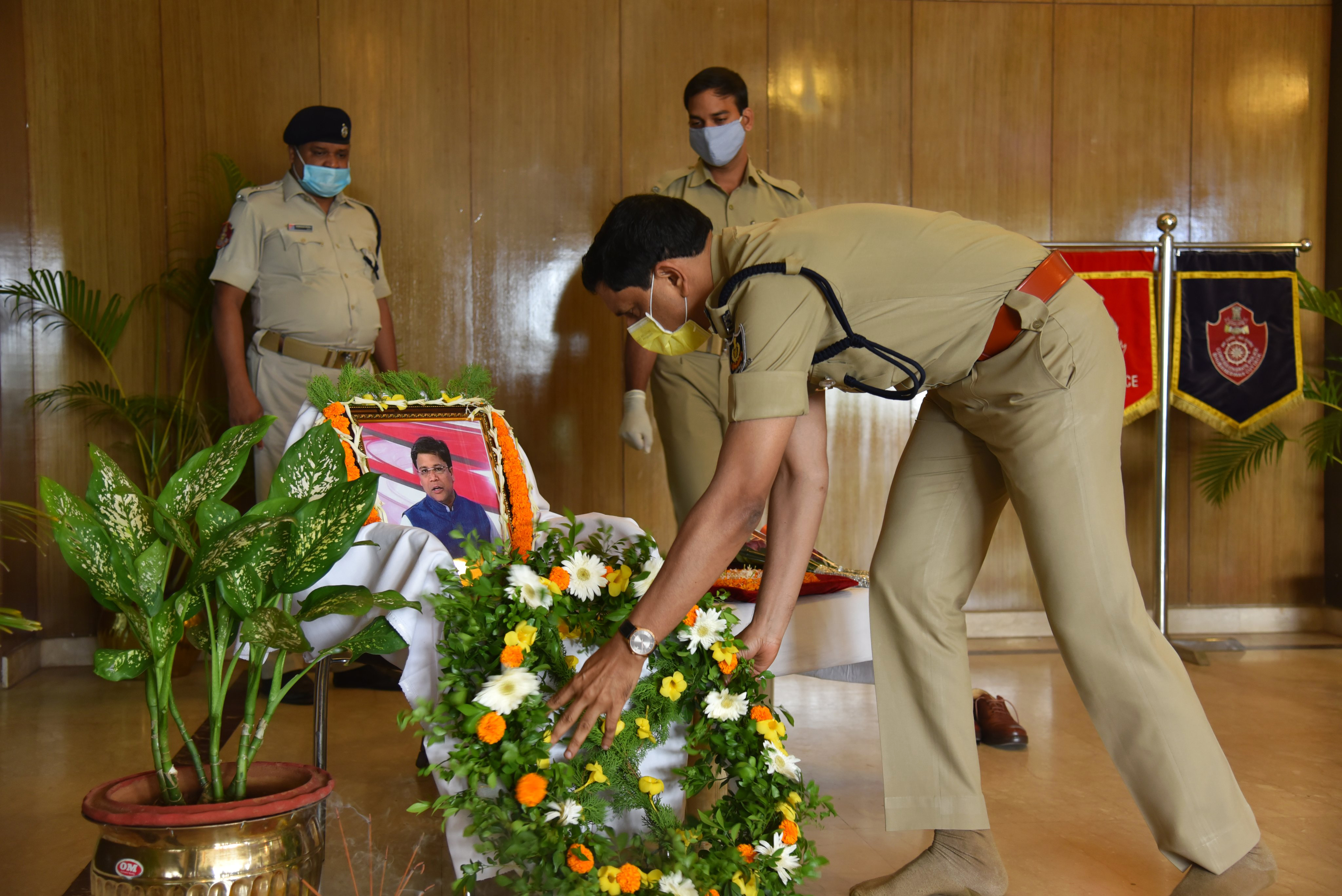 With deep shock & sorrow we condole the death of senior TV reporter Prabeer Pradhan to Covid. Prabeer was about 35, covered the crime beat for @News18Odia ,was a lively person committed to journalism & has left behind a young family.Our deepest condolences. RIP. (05.11.2020.)