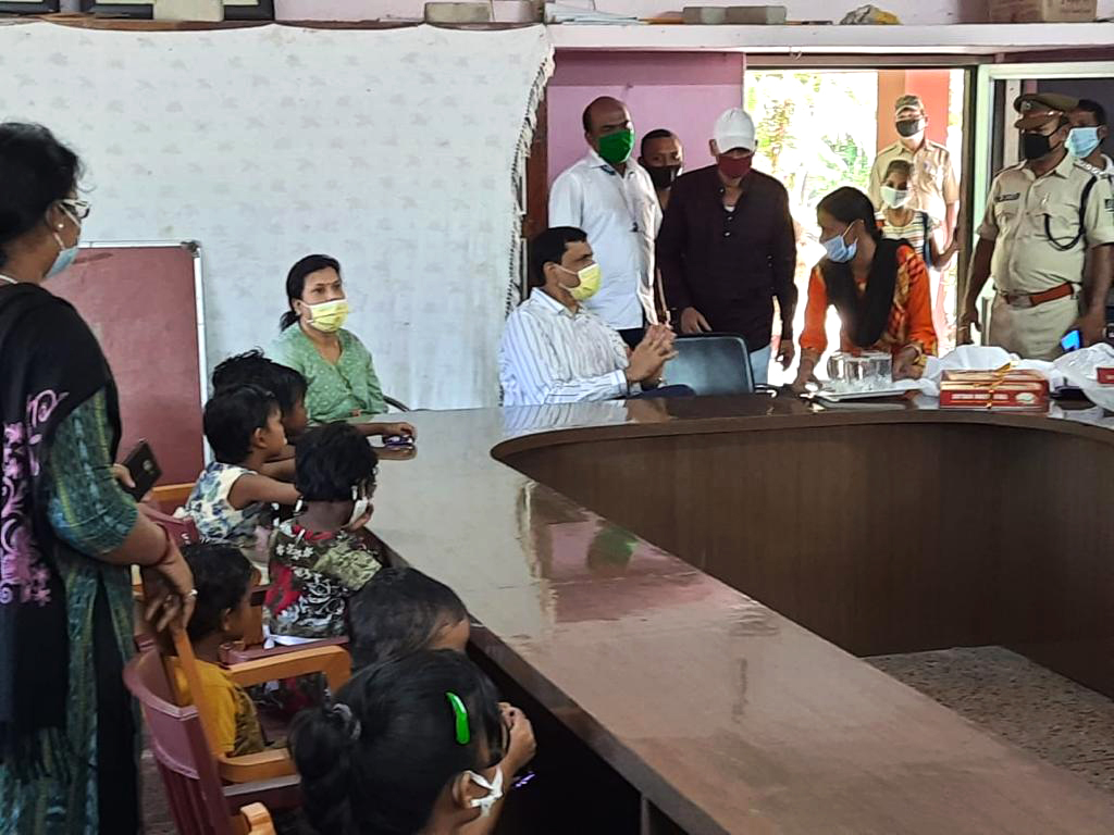 CP Dr. Sudhansu Sarangi celebrated Deepavali with children of Basundhara Shelter Home at Cuttack on 14.11.2020. Amidst all the challenges of Covid, let’s not forget those who need our compassion & love.