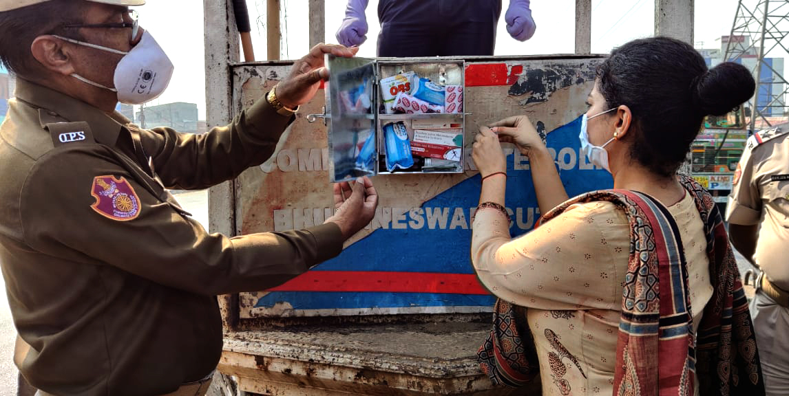 Now major Traffic Post at our Millennium City are also First Aid posts: First Aid Boxes were installed at about 50 major Traffic Posts at Cuttack City. Saumya Mishra, DCP TRAFFIC inaugurated the programme at Sikharpur Jn. Cuttack on 10.12.2020.