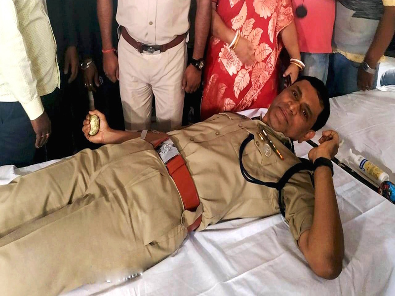 Don’t shed blood by careless road use, donate for others with love.  Signifying the message, CP Sudhanshu Sarangi, Addl. CP Anup Kumar Sahoo & DCP Traffic Sagarika Nath joined volunteers in Blood Donation during observation of 31st National Road Safety Week on 13.01.2020..