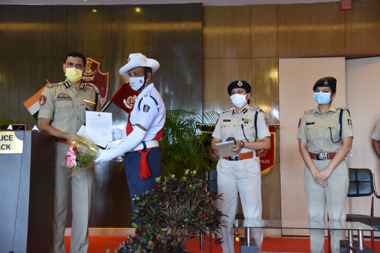 Felicitation of Hav. Lalit Mohan Rout of Town Traffic Police Stn, Cuttack at Police Seva Bhavan on 20.10.2020. Had broomed  Sikharpur Sqr  littered with Chips & Gravels to avoid accident.