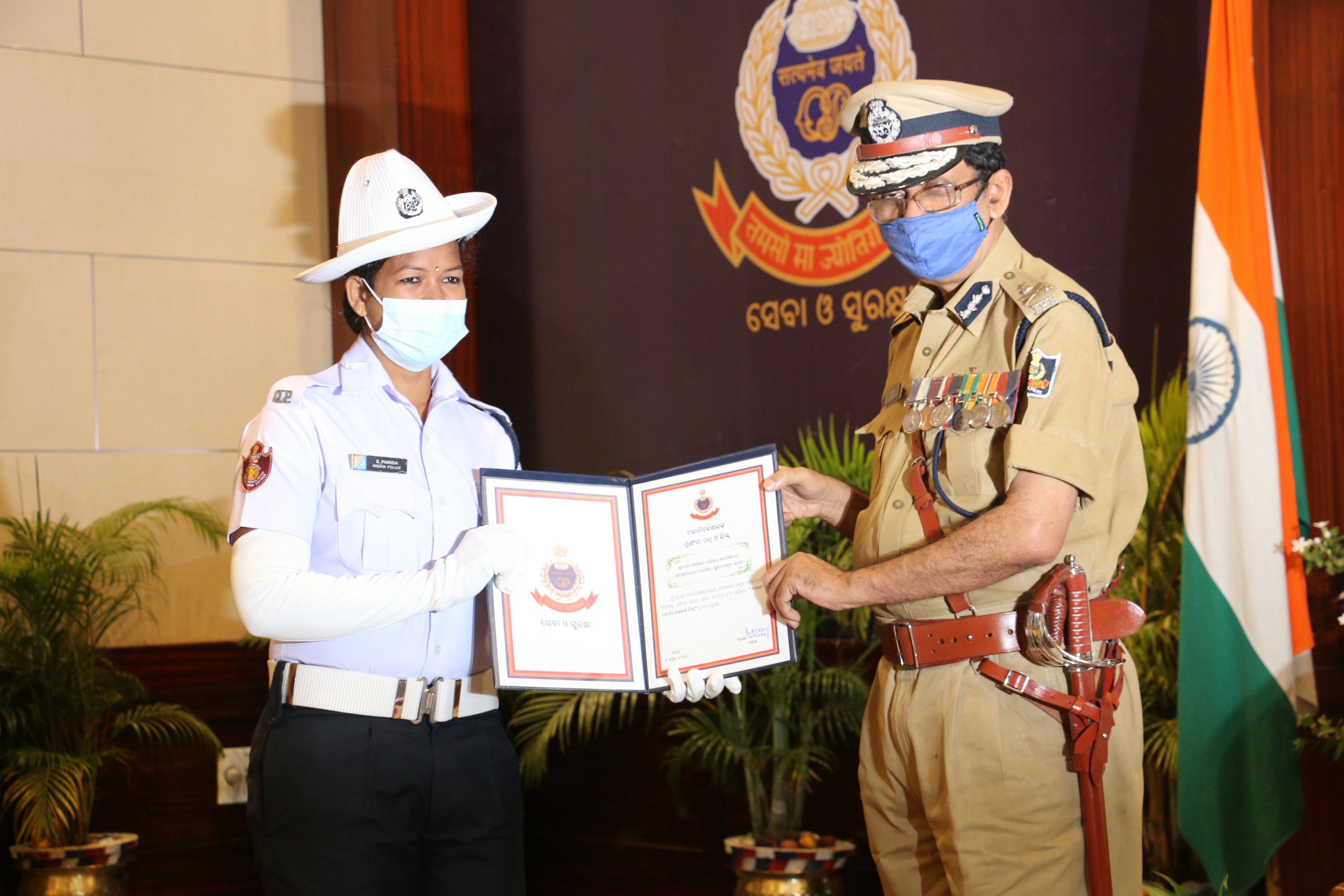 Officers/men of Police Commissionerate being conferred DGP Disc on 02.04.2021