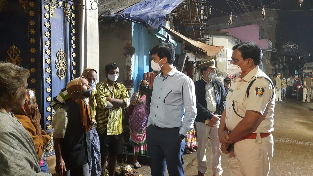Glimpses of Sri Prateek Singh, IPS, DCP Cuttack interacting with residents of Bastis in Cuttack on 14.01.2022.
