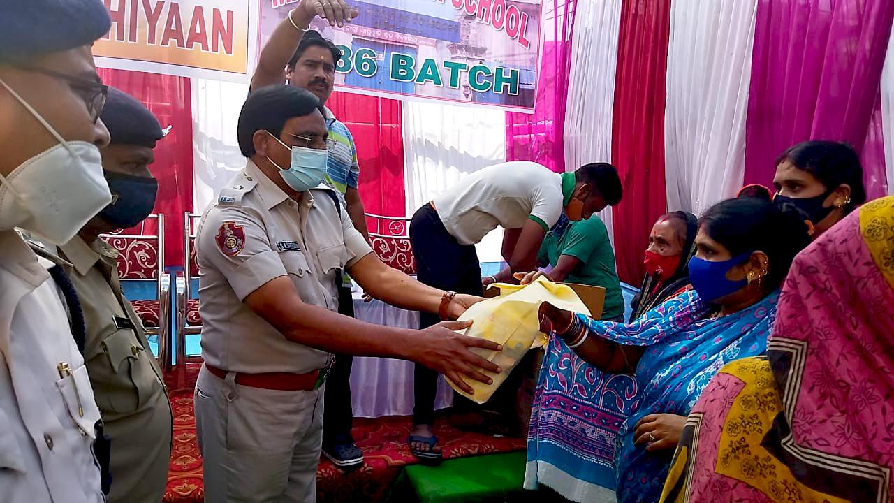 Lalbag PS organised an interaction meeting with the people of Mankada Basa Basti, Balubazar, Cuttack on 30.01.2022.