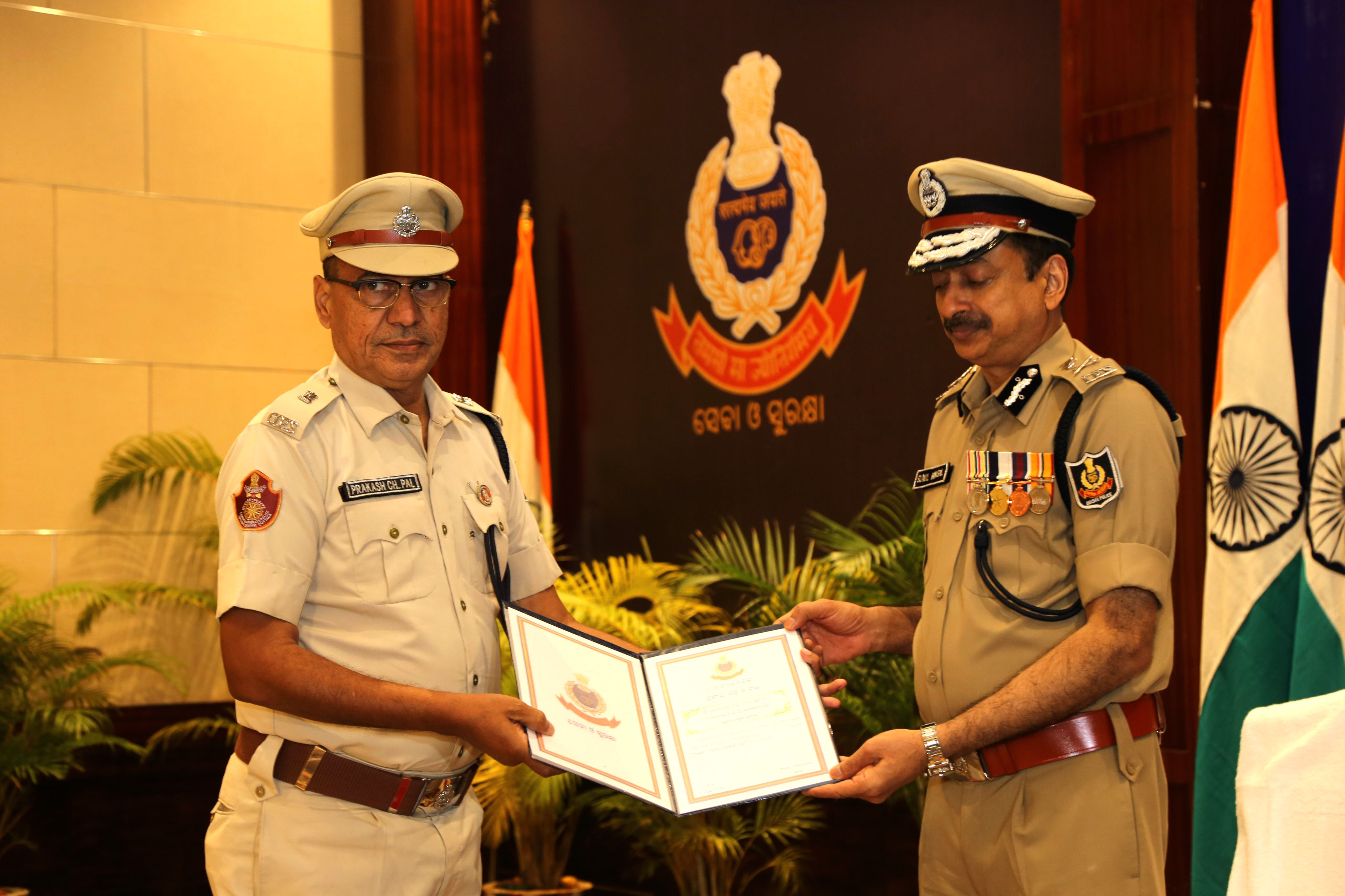 Officers/men of Police Commissionerate being conferred DGP Disc on 01.04.2022.