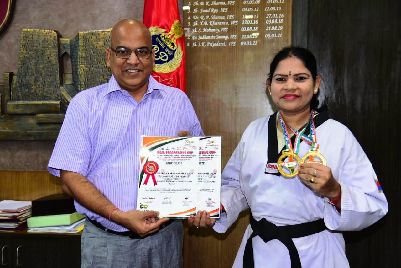 Sri S. K. Priyadarsi, IPS, Commissioner of Police, Bhubaneswar-Cuttack, felicitated WC Smt. Durgesh Nandini Dey of Cuttack UPD on 17.06.2022.
