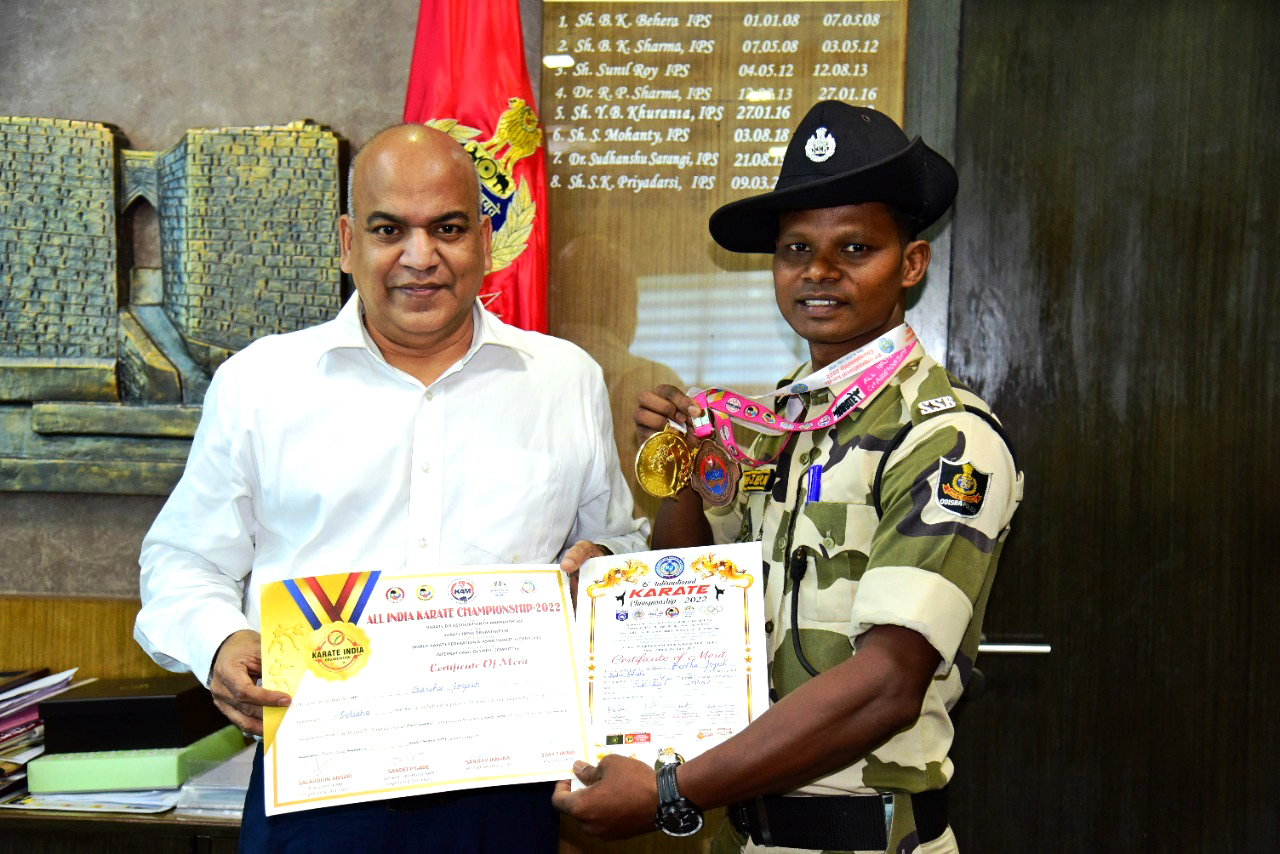 Sri S.K. Priyadarsi, IPS, Commissioner of Police Bhubaneswar-Cuttack felicitated Hav. Jogesh Bariha & Sepoy-172 Krishna Shikari of SSBN Bhubaneswar on 02.08.2022.