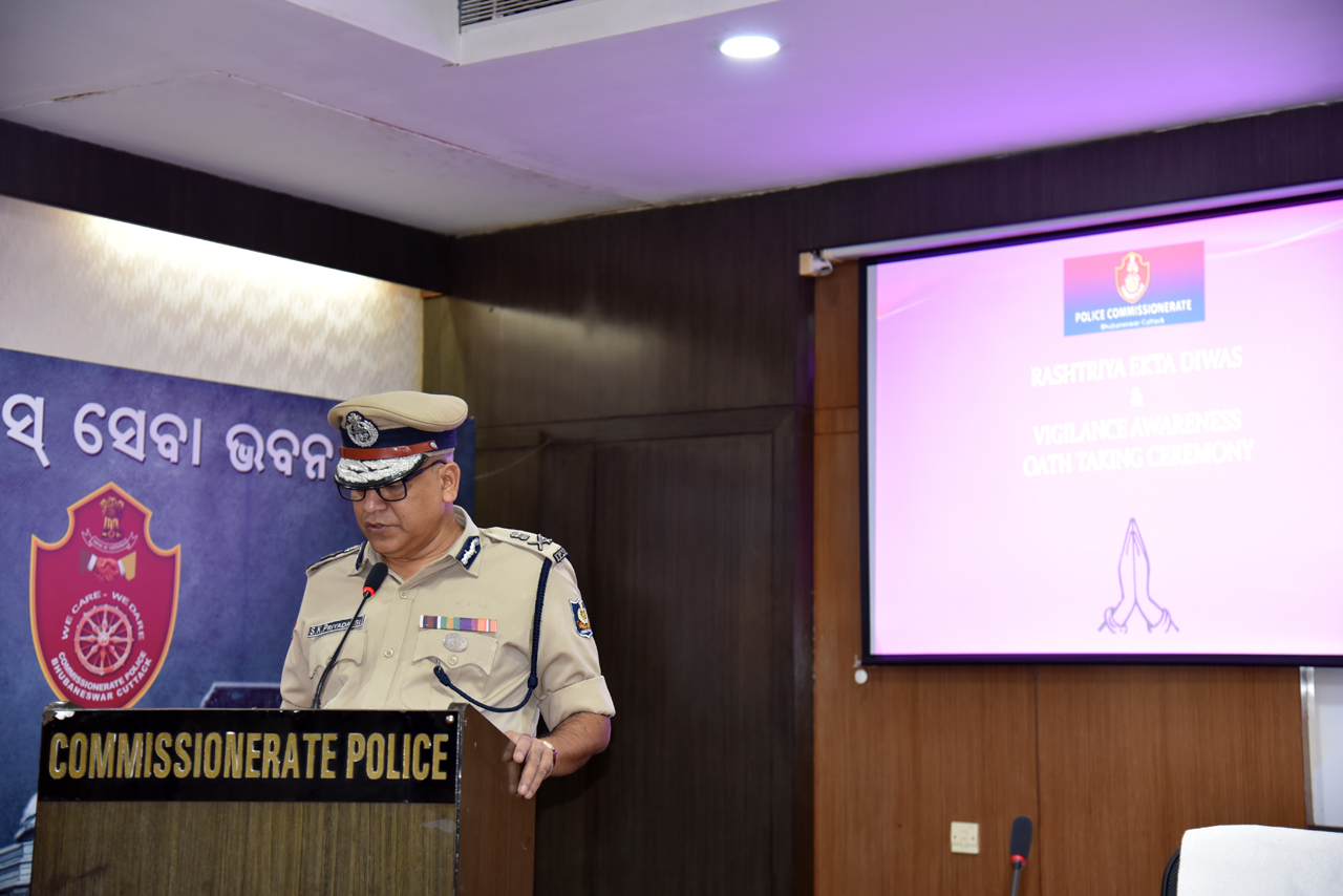 On the occasion of “Vigilance Awareness Week” & ‘Rashtriya Ekta Diwas’ Hon’ble CP Shri S.K. Priyadarsi, IPS administered the pledge to all Officers and Staffs of Commissionerate Police on 31.10.2022.