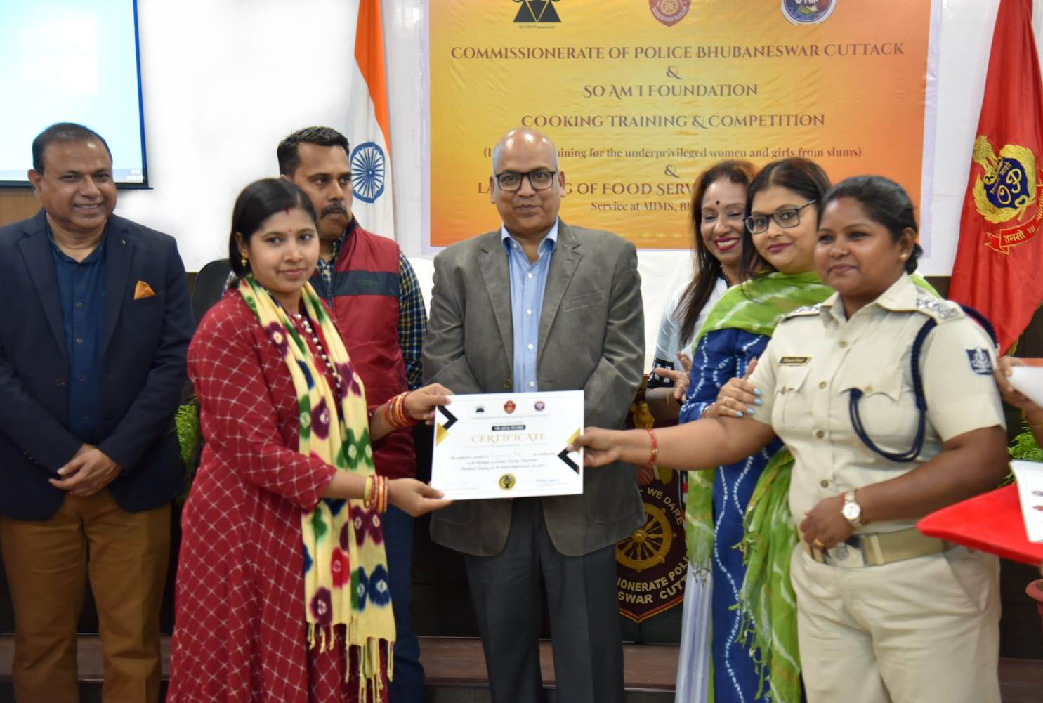 Sri S.K. Priyadarsi, IPS, Commissioner of Police along with Dr. Umashankar Dash, IPS, Addl. CP in collaboration with “So Am I Foundation” felicitated the participants of the Workshop of Cooking Training of Bastis of Bhubaneswar on 11.12.2022.