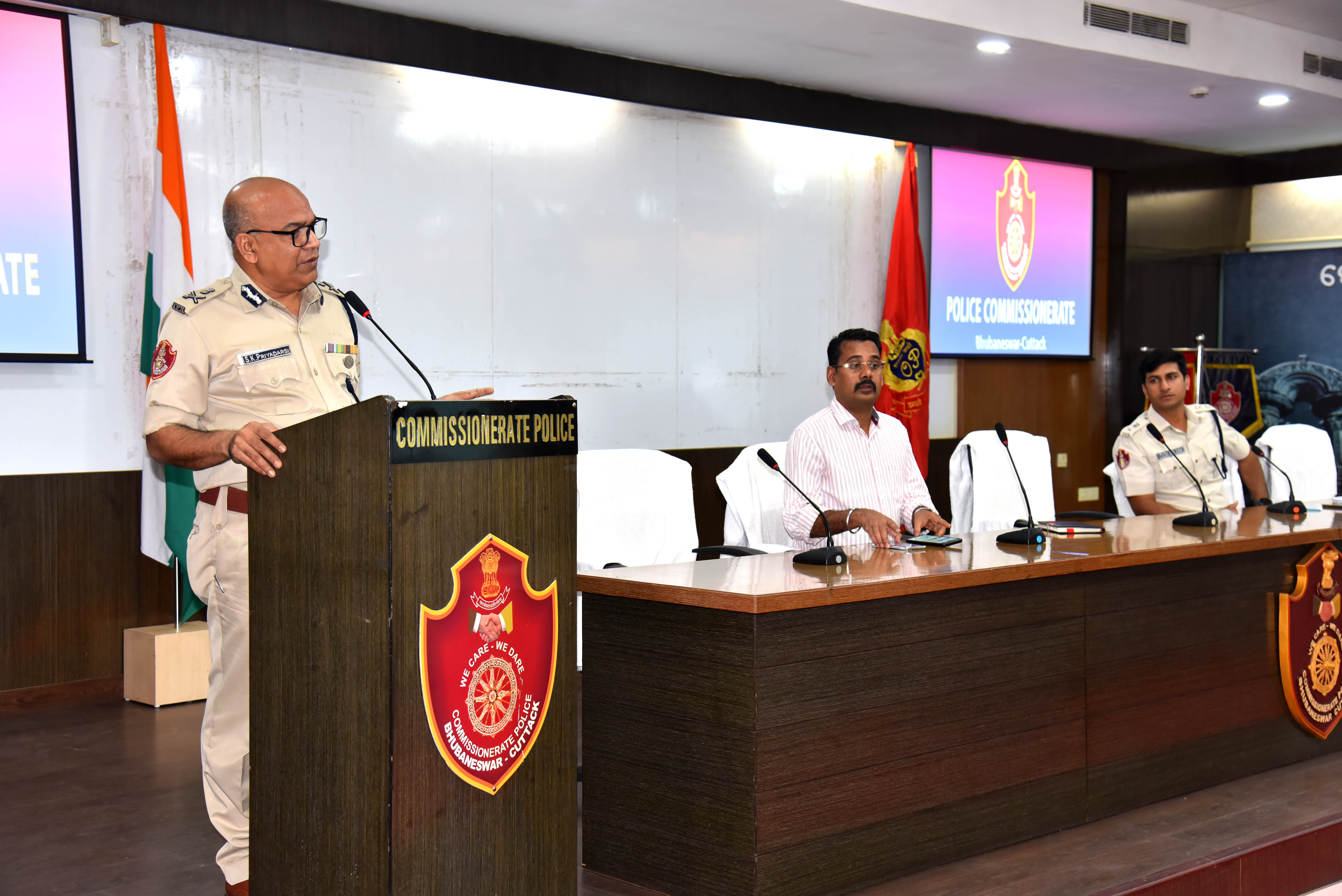 On 19.12.2022 respected Shri S.K. Priyadarsi, IPS, Commissioner of Police, Dr. Umashankar Dash, IPS, Addl. CP. and Sri Prateek Singh, IPS, DCP Bhubaneswar on behalf of the Commissionerate of Police welcomed the newly joined 58 Sub Inspectors posted at the Commissionerate of Police and gave them insights about good Policing.
