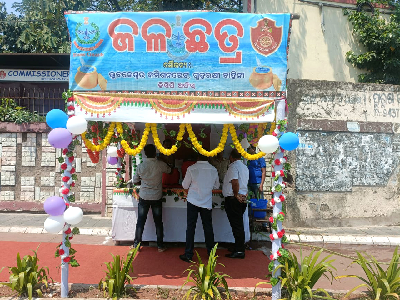 “Jalachatra” at different places of Bhubaneswar organised by Commissionerate Police to provide Buttermilk, Baela Pana, and Cold water to the public to beat the heat on 14.04.2023.