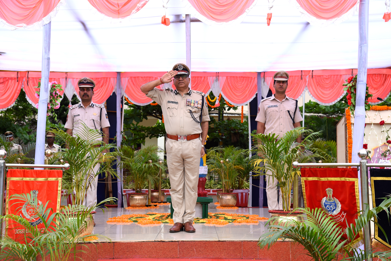 On 88th Odisha Police Formation Day, Hon’ble CP Sri S.K. Priyadarsi, IPS took the salute in the Ceremonial Parade at Reserve Police Line, Bhubaneswar on 01.04.2023.