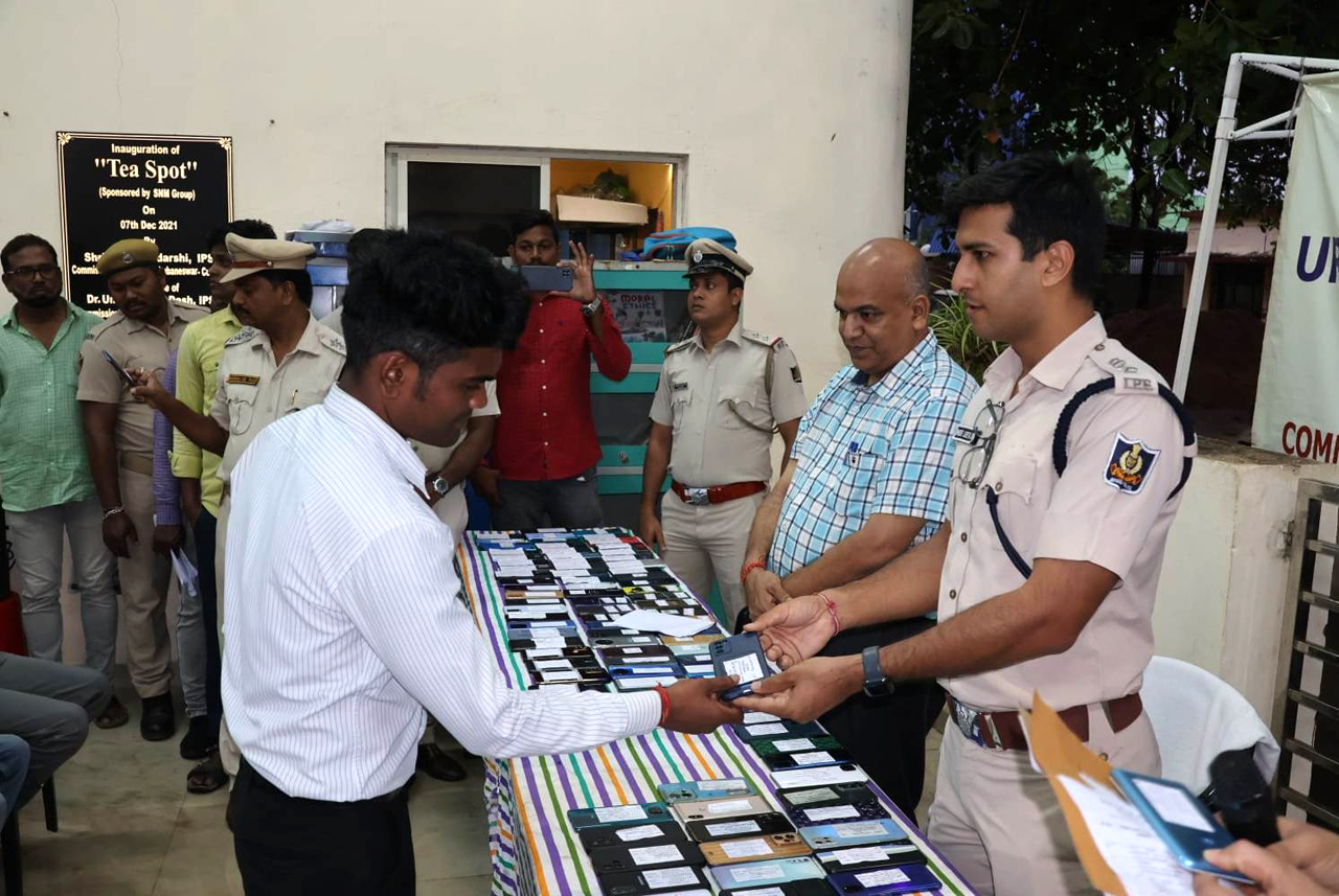 On 01.04.2023 150 lost/stolen mobiles recovered by different PSs under Bhubaneswar UPD were returned to the bonafide owners in a Mobile Returning Mela organized at the DCP office, Bhubaneswar.
