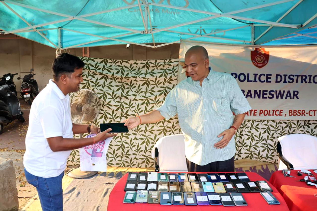 A total 10 nos of recovered motorcycles & 79 lost/stolen mobiles were returned to the bonafide owners in a returning Mela organized at the DCP office, Bhubaneswar on 14.05.2023.