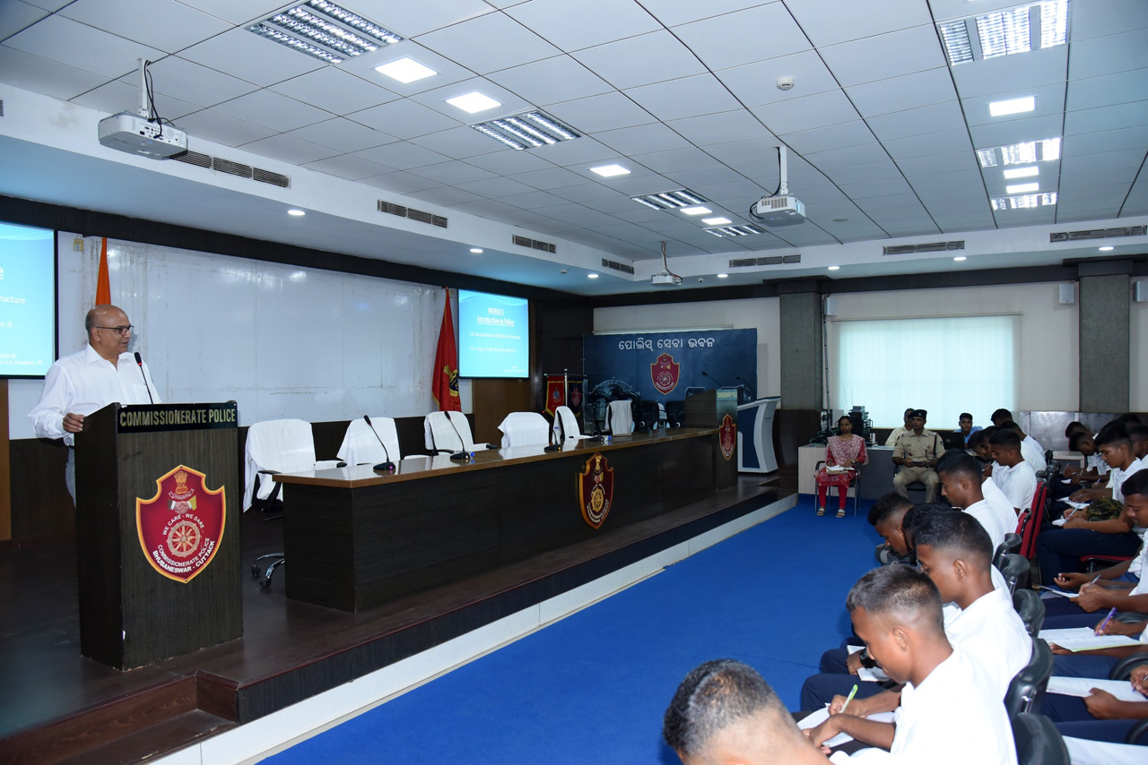 One day Session by CP Shri S.K. Priyadarsi, IPS, and DCP Cuttack Shri Pinak Mishra, IPS on “Introduction to Police – Commissionerate Police and its Structure and Image of Police and Improving it” to the newly Recruited Constables 2023 at Police Seva Bhawan was taken on 17.05.2023.