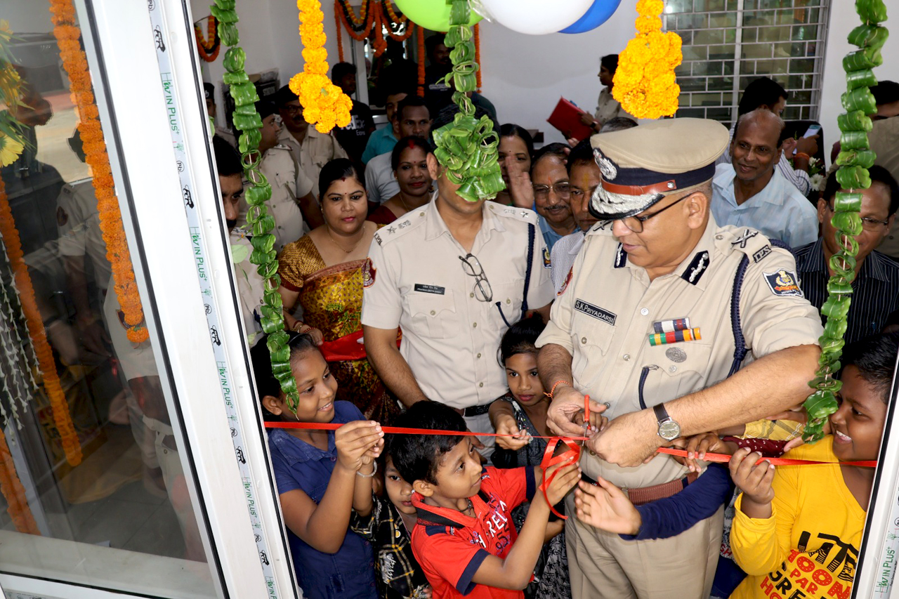 Continuing its endeavor to make Commissionerate Police more citizen-friendly, new reception and child-friendly facilities were inaugurated in Nayapalli Police Station, Bhubaneswar on 12.05.2023.