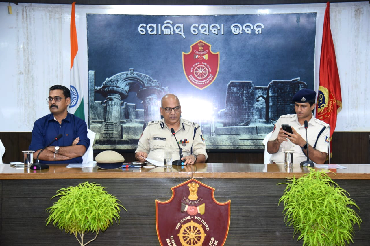 To make the Forensic Associates handholding to the IOs in the collection of evidence from the scene of crime, forensic Kit bags & Jackets were distributed to the FAs of the twin city by Sri S.K. Priyadarsi, IPS, CP, Bhubaneswar-Cuttack on 24.07.2023.