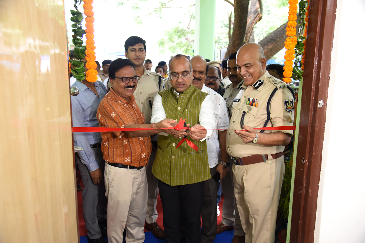 To provide medico legal single window one stop  support like medical opinion, post mortem etc. to victims /their family members, a Medico-Legal Facilitation Center was inaugurated by Shri Sujeet Kumar, Hon’ble MP Rajya Sabha in the  Police Aid Post inside Capital Hospital, Bhubaneswar on 28.08.2023.