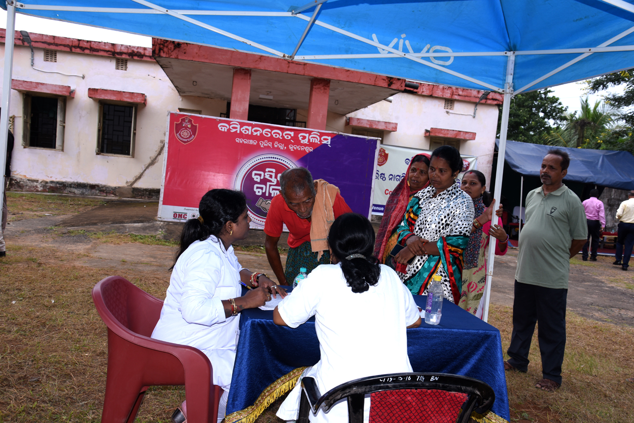 “Basti Ku Chala”: Security Through Friendship:- In our continued commitment to serve the citizens, a free Health Check-Up Camp by Commissionerate Police, BBSR-CTC at 7th Bn., Hospital, Bhubaneswar on 01.10.2023.