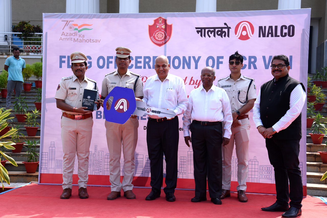 ‘NALCO’ the leading PSU, donated one PCR vehicle to the Commissionerate Police as part of its CSR initiative. On 06.10.2023, CMD NALCO handed over the key to the Commissioner of Police in the presence of DCP, Bhubaneswar.
