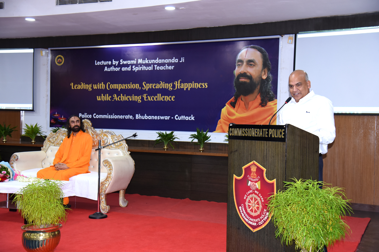 A talk was conducted by Swami Mukundananda Ji at the Commissionerate Police Headquarters on 17.10.2023 for Police personnel. The discussion revolved around the significance of compassionate leadership, the art of spreading happiness, and achieving excellence in our duties.