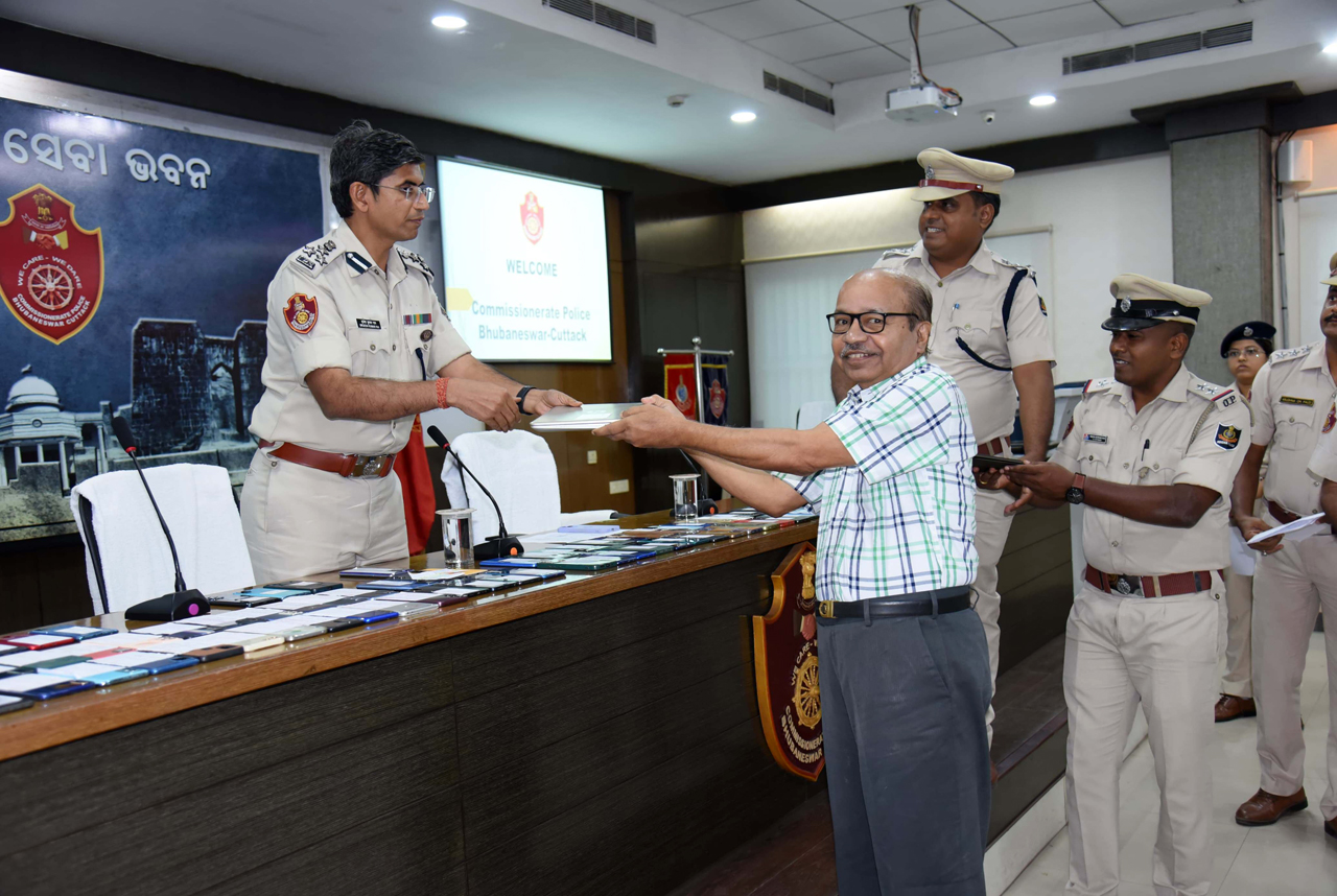 A ‘Property Return Mela’ at the CP Headquarters, Bhubaneswar on 07.11.2023.