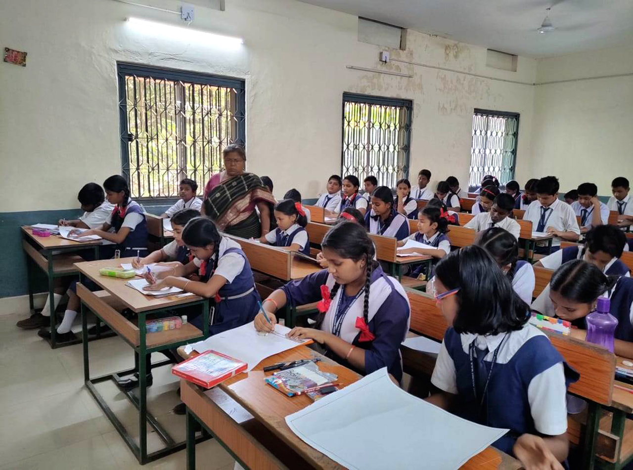 The poster Making and Painting Competition took place at E.Co. Railway M.H.S. School on 09.11.2023. The theme was ‘Cyber Safety and Responsible Use of Social Media,’ and this event garnered participation from 96 talented students, spanning from 6th to 12th grade.