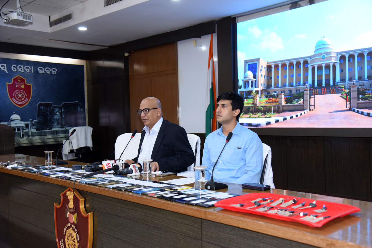 A successful Property Return Mela held on 09.12.2023 by Commissionerate Police sees the return of 81 mobile phones and 27 motorcycles to their rightful owners. A total 828 nos of mobile phones and 167 motorcycles have been returned to the owners in 2023.