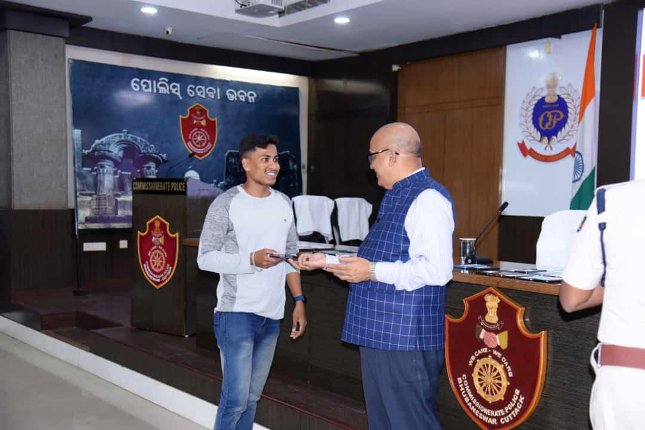 January Property Return Mela 2024. Restoring Trust, Returning Possessions – Commissioner of Police in a ‘Property Return Mela’ handed over 105 stolen/missing phones to their legitimate owners at CP Hdqrs., Bhubaneswar on 13.01.2024.