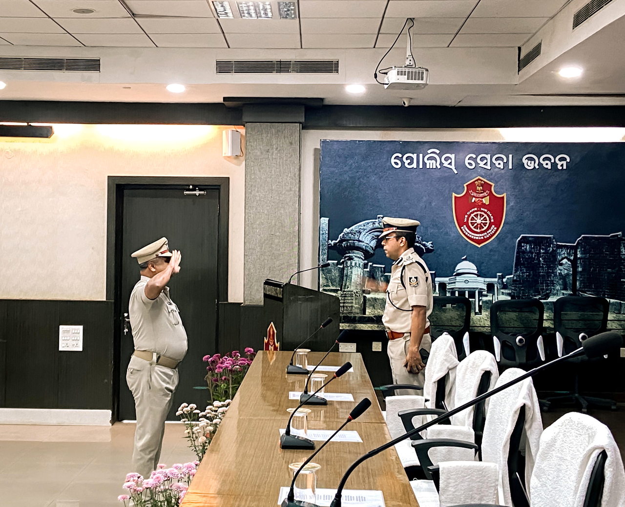Harmony echoes through the air as Commissionerate Police joins the State’s program at 11 am on 03.02.2024 to recite ‘Bande Utkala Janani’ in honour of the Odia Language Conference in the presence of Addl. CP Shri Awinash Kumar. A spirited tribute to Odisha’s rich language, culture, and heritage!