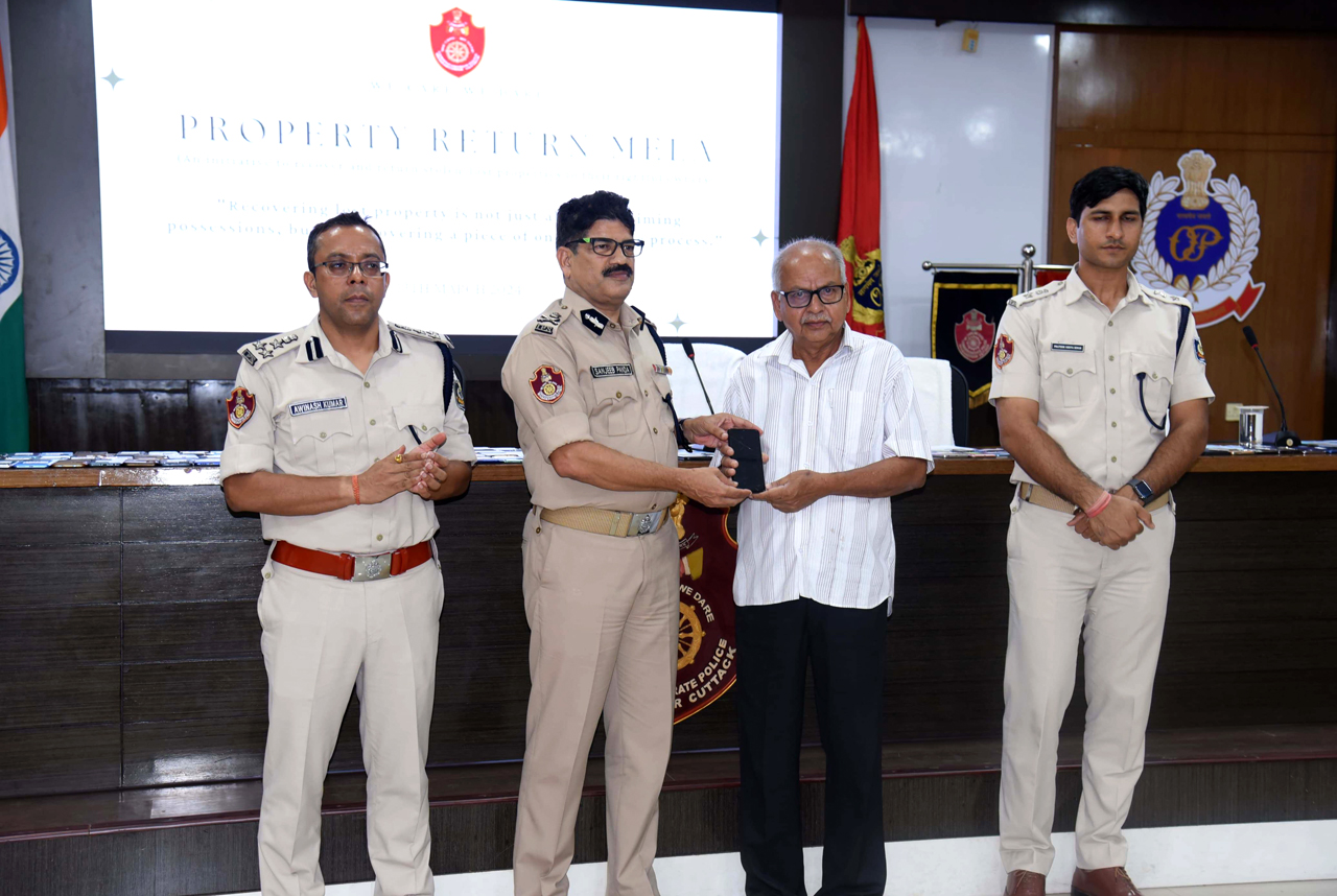 On 13.03.2024 175 stolen mobiles and 03 Motor Cycles were handed over to their owner by Sri Sanjeeb Panda, Commissioner of Police, Bhubaneswar-Cuttack in the presence of Sri Awinash Kumar, Addl. CP, Bhubaneswar-Cuttack and Sri Prateek Singh, DCP Bhubaneswar. We look forward to seeing many such happy faces in the future.