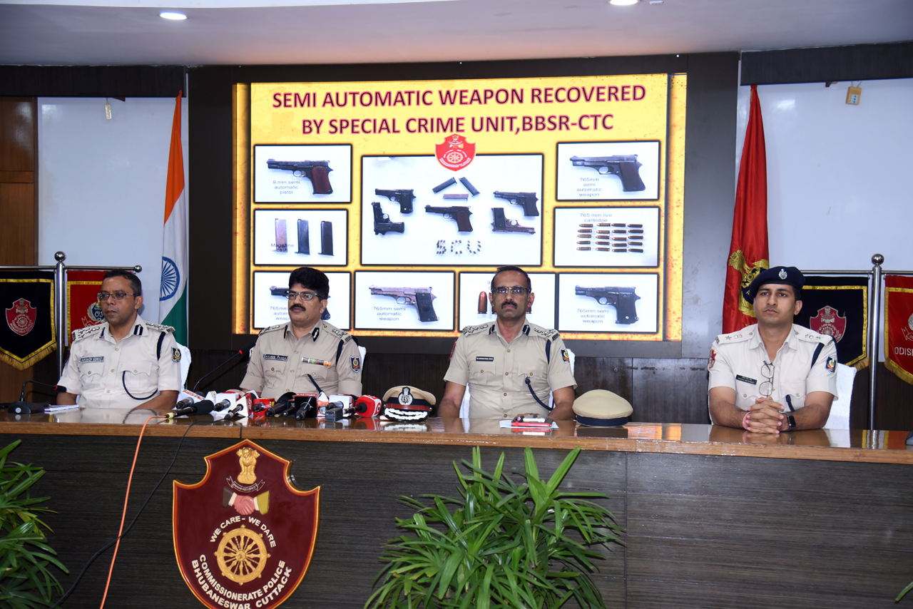 On 27.03.2024 Special Crime Unit made a major bust, and recovered 5 semi-automatic weapons, seized a car, mobile phone, and 24 rounds of ammunition. With 2 main suspects named Suraj Parida and Tapudhar Nayak in custody, this marks the latest success in 2024’s crackdown, total of 17 weapons seized so far.