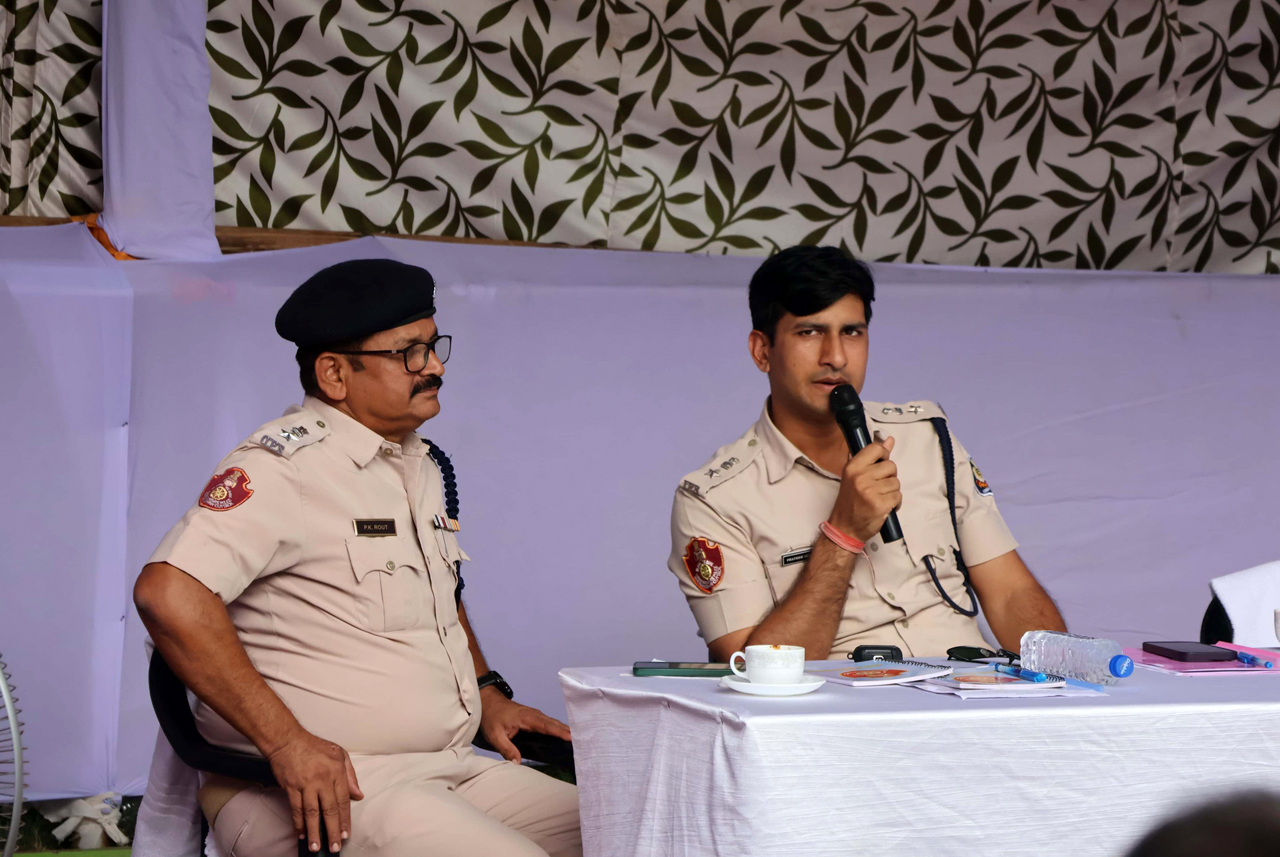 On 07.03.2024 Commissioner of Police Shri Sanjeeb Panda, IPS  and DCP Bhubaneswar Sri Prateek Singh, IPS briefed the officers and men deployed for the Maha Shivaratri duties at Shree Lingaraj Temple, Bhubaneswar for the smooth conduct of the festival.