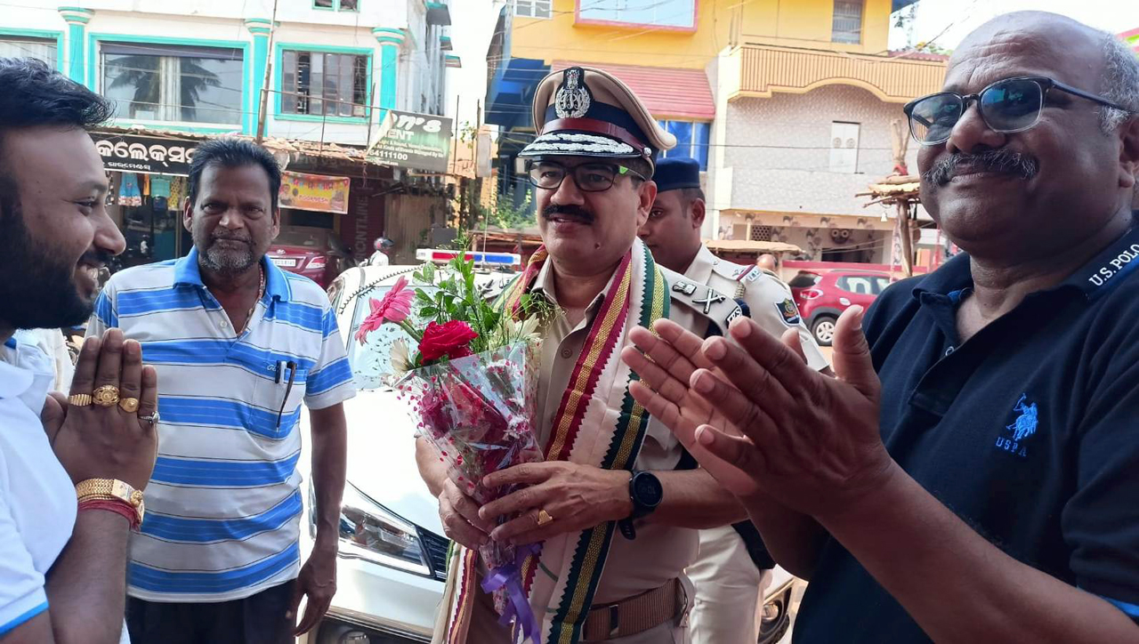 On 10.03.2024 Akhandalamani Jubak Sangha, in collaboration with IRCS and Commissionerate Police Bhubaneswar-Cuttack organized a blood donation camp at VSS Nagar Durga Puja Mandap, Bhubaneswar. Total 62 units of blood were collected, kudos to CP Sanjeeb Panda IPS for inaugurating and leading by example, donating blood with DCP Prateek Singh and DC Lalitendu Mohanty.