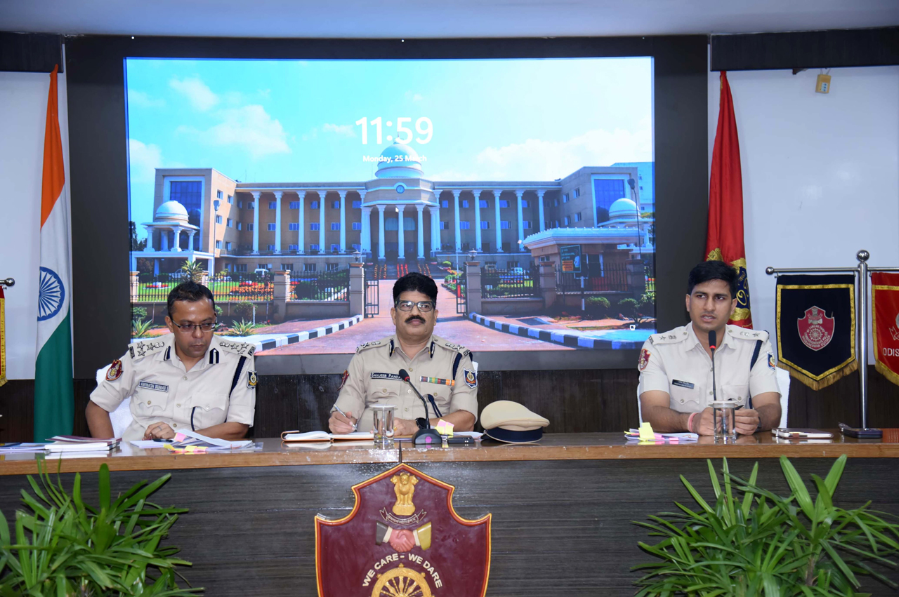 On 25.03.2024 Commissioner of Police, Sri Sajeeb Panda chaired a special meeting, joined by Addl. CP Awinash Kumar and DCP Bhubaneswar Sri Prateek Singh. Each Inspector-in-Charge of Bhubaneswar UPD presented their action taken reports and future plans. Commissioner Sir emphasized key points including strict enforcement of blocking and checking, combating drunken driving, resolving pending cases, executing pending Non-Bailable Warrants (NBW), and displaying names of evading arrestees publicly.