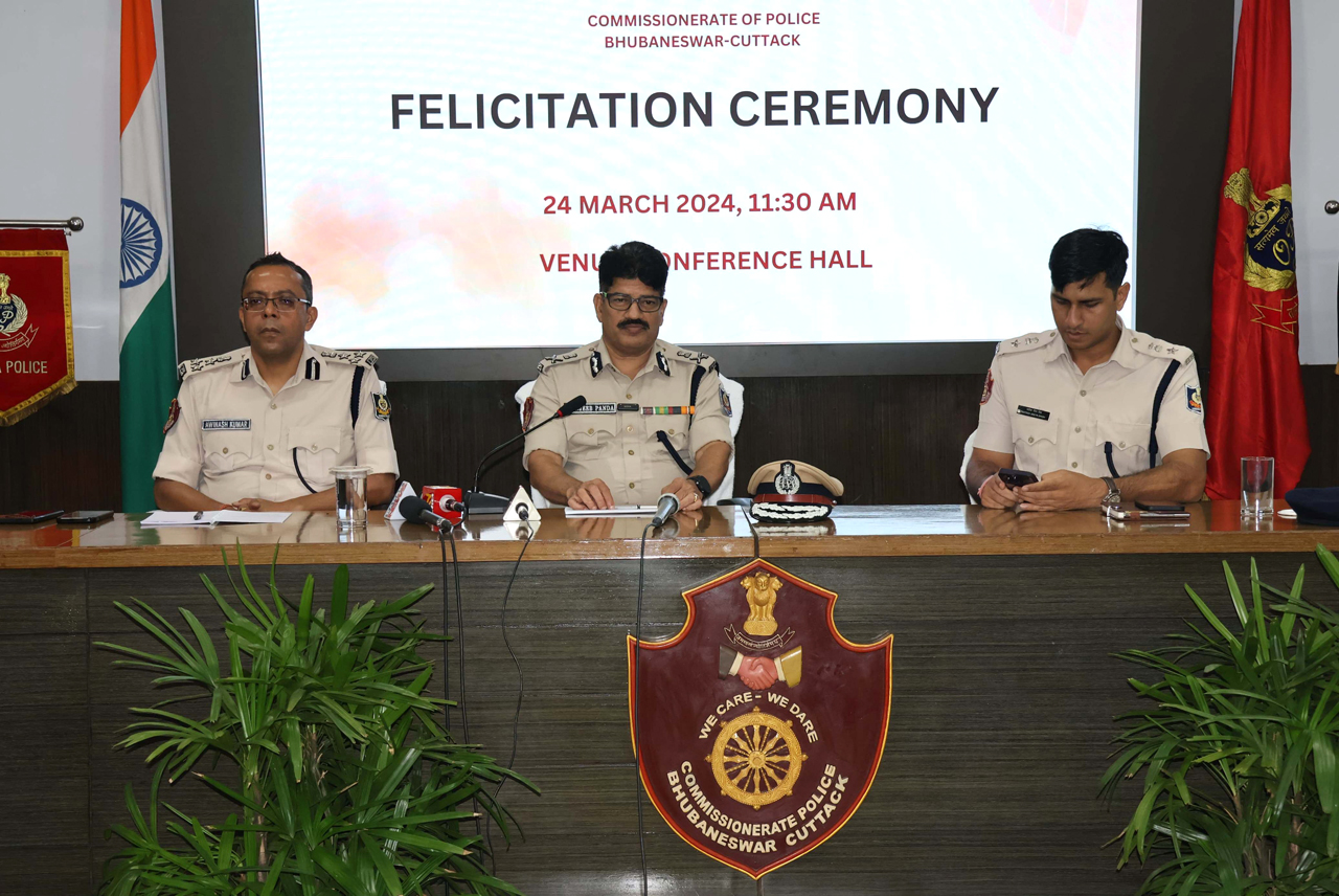 A felicitation ceremony at Commissionerate Police Hdqrs., Bhubaneswar on 24.03.2024 honoring the dedication and meticulous efforts of 24 Public Prosecutors, 50 Investigating officers in securing convictions 83 nos in 2023 and 27 in 2024 (till 24.03.2024). Also, we gave appreciation to the Public who helped the Police in detecting and recovering property in different cases.