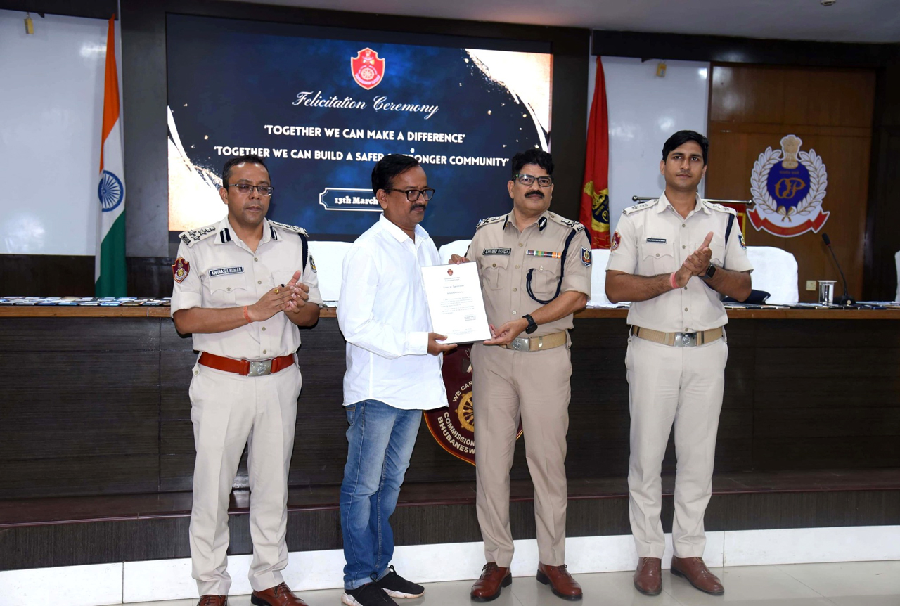 On 13.03.2024 Commissioner of Police, Sri Sanjeeb Panda, IPS, felicitated citizens who give extreme help to our community in the field of social service, helping in a robbery case, promoting traffic awareness, theft mobile recovery, unidentified deceased person and helping hand in law and order in the year of 2023-2024 at Police Seva Bhawan, Bhubaneswar in the presence Addl. CP Sri Awinash Kumar, IPS and DCP Bhubaneswar Sri Prateek Singh, IPS.
