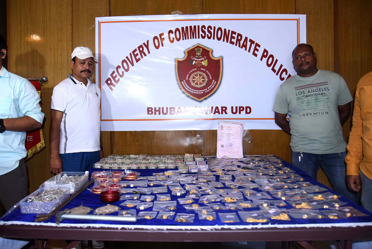 Due to the diligent efforts of Commissioner of Police, Sri Sanjeeb Panda, continuous blocking and checking operations have led to the detection of an accused involved in over 21 house burglary cases in Bhubaneswar on 24.03.2024. These operations, meticulously supervised by the Commissioner of Police have been instrumental in apprehending the accuseds, who had multiple pending cases against them.
