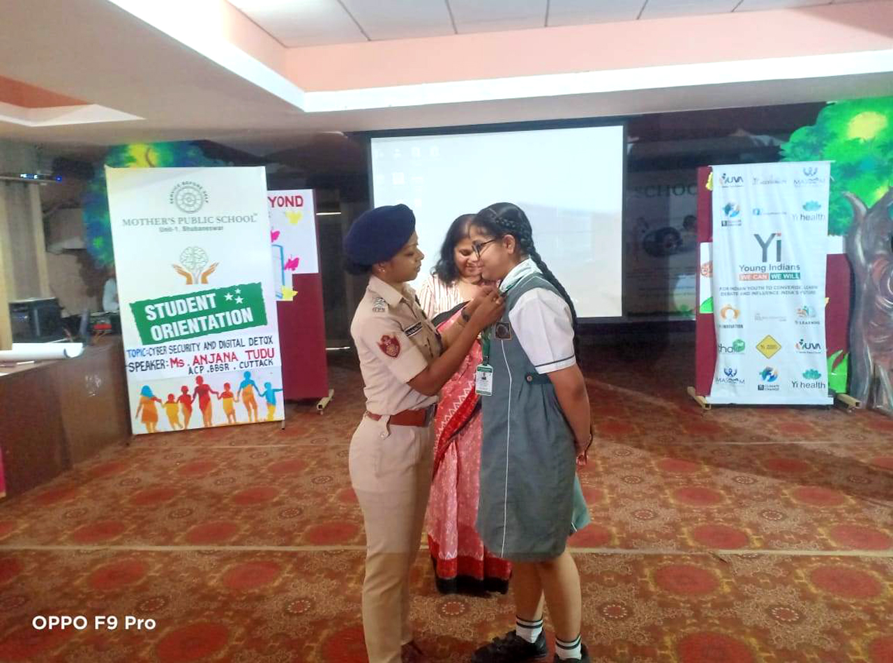 Empowering minds, one click at a time! 200 students and faculty members at Mother’s Public School, Bhubaneswar, dive into the world of cyber awareness in the enlightening ‘Cyber Safety Awareness’ session hosted by ACP Anjana Tudu, OPS on 03.04.2024.