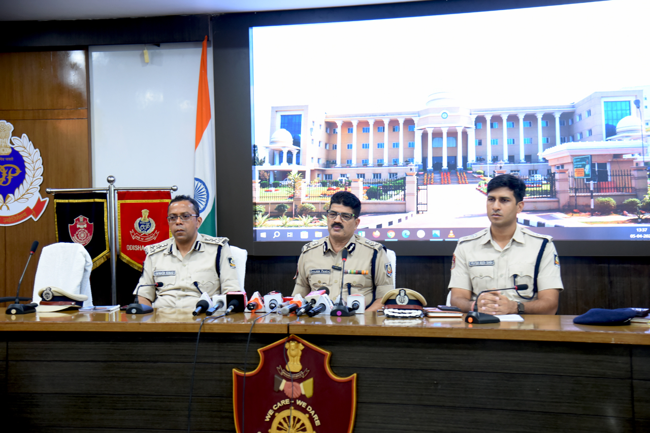 On 05.04.2024 Info Valley PS of Commissionerate Police, Bhubaneswar UPD uncovered a robbery masterminded by Somanath Jena, Dipti Ranjan Baliarsingh, Asish Kumar Das, and Smrutiranjan Sethi. Seized items comprise 3 motorcycles pivotal to the crime, a scooter, 3 mobile phones, and a significant cash haul totaling Rs. 9,69,000/-. The recovered money was returned instantly to the complainant.