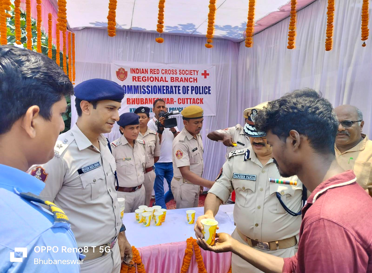 On 20.04.2024 CP Shri Sanjeeb Panda, IPS inaugurated two nos. of Jalseva Camp at Capital PS & Kharavel Nagar PS, Bhubaneswar in the presence of DCP Bhubaneswar Sri Prateek Singh, IPS & Red Cross Joint Sec L. Mohanty, ACP Zone -I Sri S. Muduli, Executive Committee Member Sri D. Das Sharma, Rusi Patnaik & others.