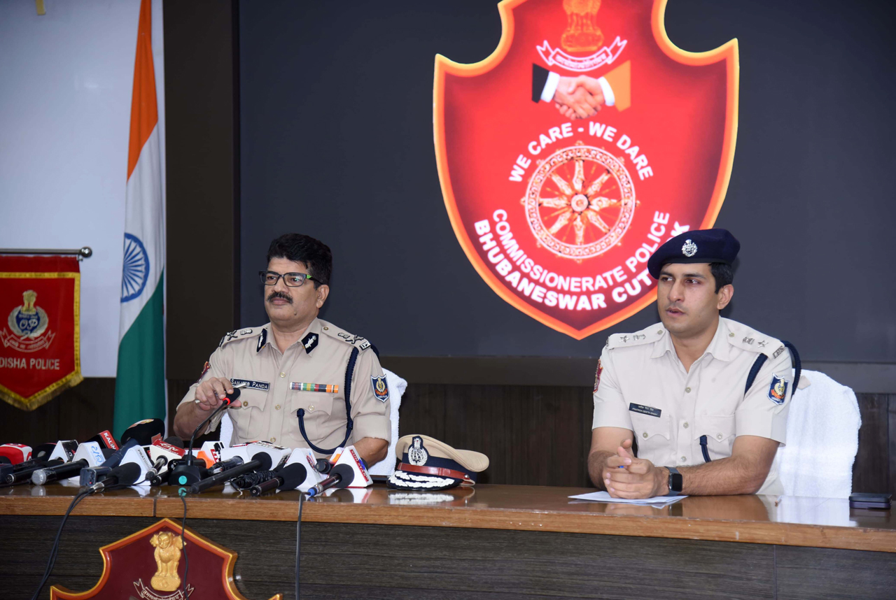 On 23.04.2024 Commissionerate Police, Bhubaneswar UPD cracks down on organized ‘Fake Police’ gang of 9 members hailing from MP (Irani-Gang) involved in cheating & snatching & other 11 criminal cases. Modus Operandi, arrests, & seized items revealed. Stay vigilant and report any suspicious activity.